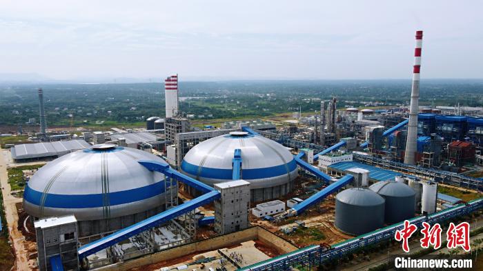 湖北宜昌姚家港化工園在建的三寧化工60萬噸乙二醇項目全景。<a target='_blank' href='http://www.chinanews.com/'>中新社</a>記者董曉斌攝