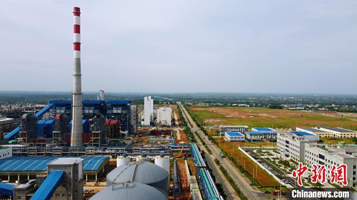 湖北宜昌姚家港化工園在建的三寧化工60萬噸乙二醇項目全景。<a target='_blank' href='http://www.chinanews.com/'>中新社</a>記者董曉斌攝