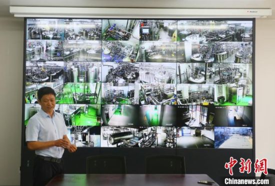 中農威特生物科技股份有限公司負責人介紹疫苗生產情況。　高展 攝