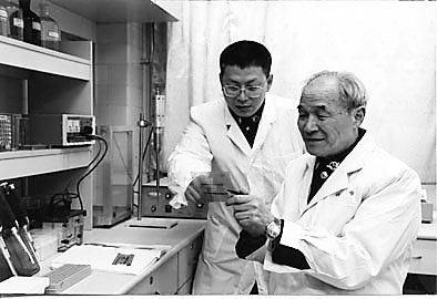 ②2000年,陳宜張與研究生邱儉討論實驗結果.